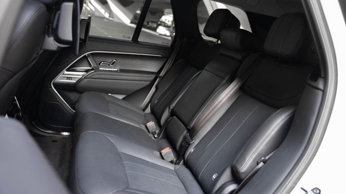 Land Rover Range Rover P530 MHEV V, 2023 business suv 5 dr. for rent in Dubai by AVA car rental, white color | AUTO.AE