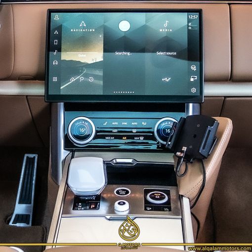 Подержанный Land Rover Range Rover P530 MHEV V, 4.4 л, 2023 в Дубае от Q Motors Белый цвет. GCC | AUTO.AE