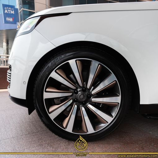 Подержанный Land Rover Range Rover P530 MHEV V, 4.4 л, 2023 в Дубае от Q Motors Белый цвет. GCC | AUTO.AE