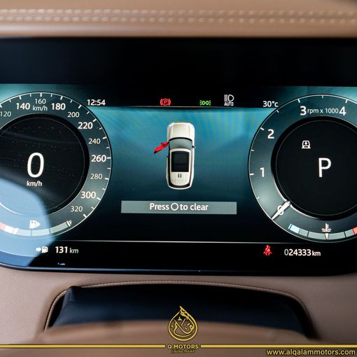 Подержанный Land Rover Range Rover P530 MHEV V, 4.4 л, 2023 в Дубае от Q Motors Белый цвет. GCC | AUTO.AE