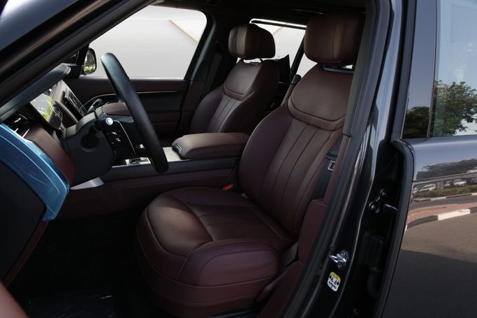 Новый Land Rover Range Rover P530 MHEV V, 4.4 л, 2025 в Дубае от Mohammad Alkarak Motors Серый цвет. GCC | AUTO.AE