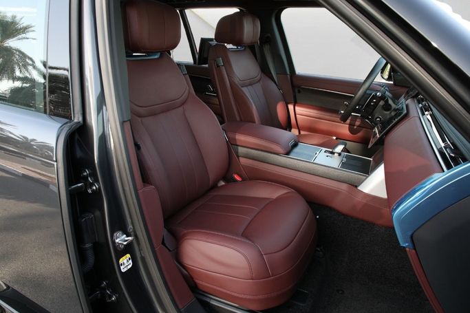 Новый Land Rover Range Rover P530 MHEV V, 4.4 л, 2025 в Дубае от Mohammad Alkarak Motors Серый цвет. GCC | AUTO.AE