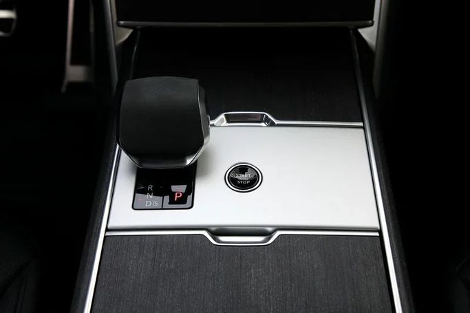 جديدة Land Rover Range Rover P400 MHEV V, 3.0 l, 2025 في في دبي من Mohammad Alkarak Motors، اللون أبيض. أخرى | AUTO.AE