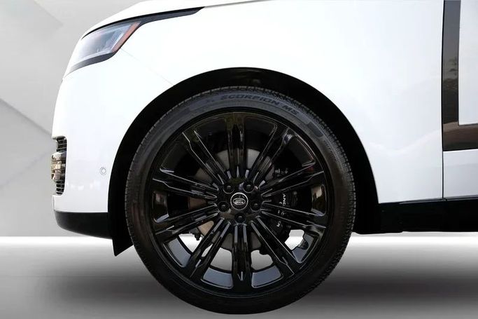 جديدة Land Rover Range Rover P400 MHEV V, 3.0 l, 2025 في في دبي من Mohammad Alkarak Motors، اللون أبيض. أخرى | AUTO.AE
