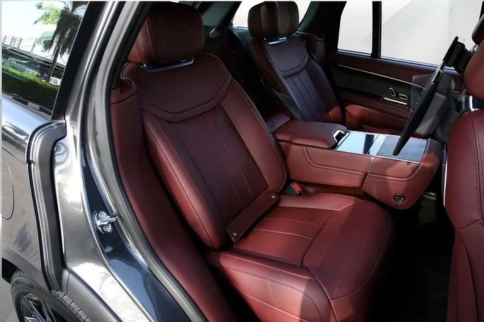 جديدة Land Rover Range Rover P530 MHEV V, 4.4 l, 2025 في في دبي من Mohammad Alkarak Motors، اللون رمادي. مواصفات الخليج | AUTO.AE