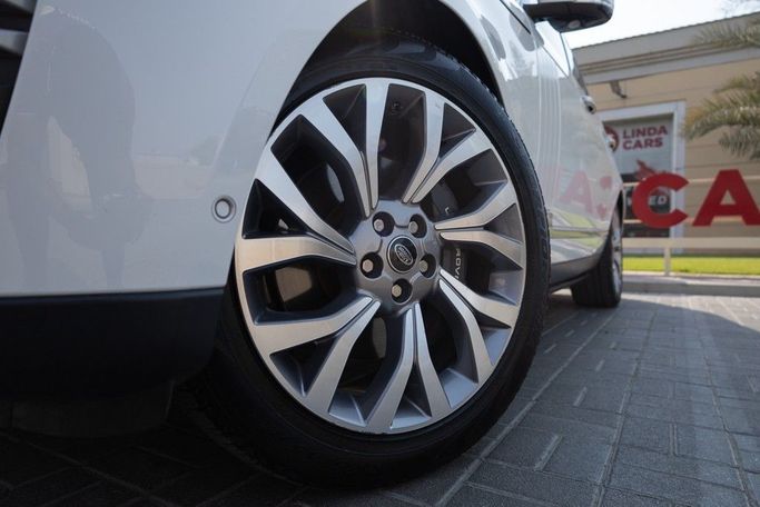 Подержанный Land Rover Range Rover IV Рестайлинг, 3.0 л, 2018 в Дубае от Linda Cars Белый цвет. GCC | AUTO.AE