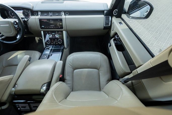 Подержанный Land Rover Range Rover IV Рестайлинг, 3.0 л, 2018 в Дубае от Linda Cars Белый цвет. GCC | AUTO.AE