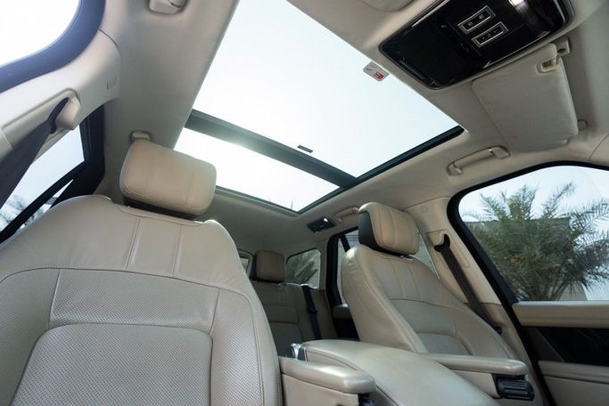 Подержанный Land Rover Range Rover IV Рестайлинг, 3.0 л, 2018 в Дубае от Linda Cars Белый цвет. GCC | AUTO.AE