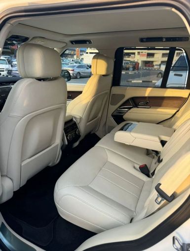 Подержанный Land Rover Range Rover P400 MHEV V, 3.0 л, 2023 в Дубае от Lahbab Motors Белый цвет. GCC | AUTO.AE