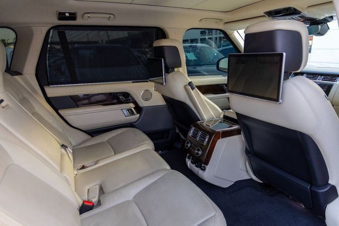 Подержанный Land Rover Range Rover P525 IV Рестайлинг, 5.0 л, 2021 в Дубае от Albustanji Motors FZCO Серый цвет.  | AUTO.AE