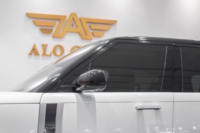 Подержанный Land Rover Range Rover P530 MHEV LONG V, 4.4 л, 2023 в Дубае от ALO CARS USED CARS LLC Белый цвет. GCC | AUTO.AE