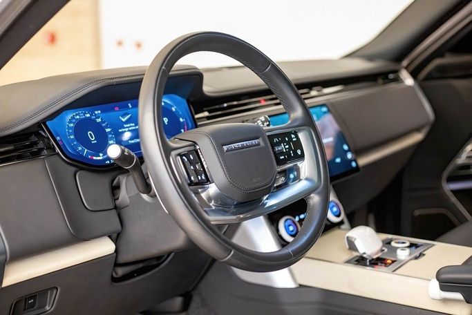 Подержанный Land Rover Range Rover P530 MHEV LONG V, 4.4 л, 2023 в Дубае от ALO CARS USED CARS LLC Белый цвет. GCC | AUTO.AE
