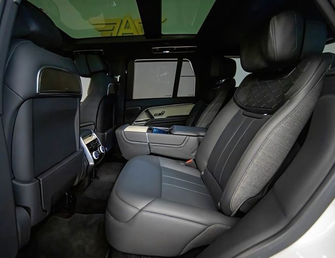 Подержанный Land Rover Range Rover P530 MHEV LONG V, 4.4 л, 2023 в Дубае от ALO CARS USED CARS LLC Белый цвет. GCC | AUTO.AE