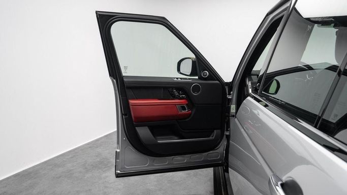Подержанный Land Rover Range Rover SV IV Рестайлинг, 5.0 л, 2020 в Дубае от Al Ain Class Motors Серебристый цвет. GCC | AUTO.AE