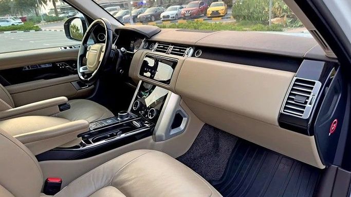 Подержанный Land Rover Range Rover P340 IV Рестайлинг, 3.0 л, 2018 в Дубае от Q Motors Белый цвет. GCC | AUTO.AE