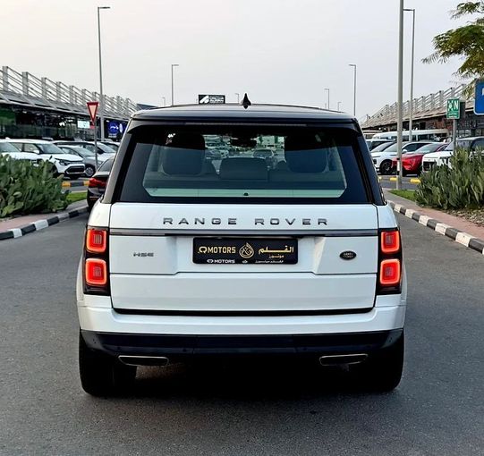 Подержанный Land Rover Range Rover P340 IV Рестайлинг, 3.0 л, 2018 в Дубае от Q Motors Белый цвет. GCC | AUTO.AE