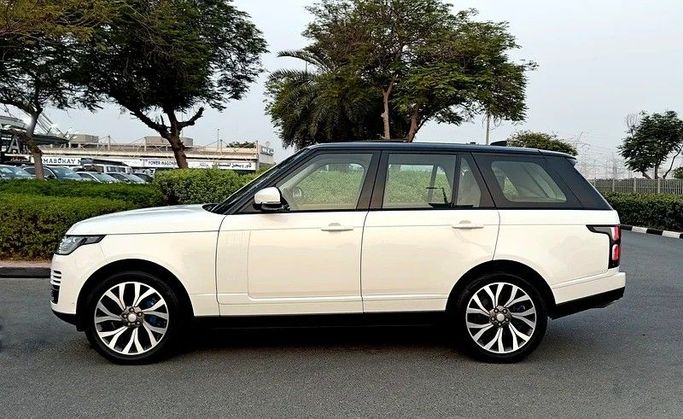Подержанный Land Rover Range Rover P340 IV Рестайлинг, 3.0 л, 2018 в Дубае от Q Motors Белый цвет. GCC | AUTO.AE