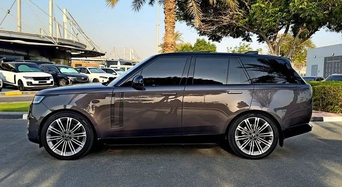Used Land Rover Range Rover P530 MHEV V, 4.4 l, 2022 in Dubai by Q Motors, Brown color. GCC Specs | AUTO.AE
