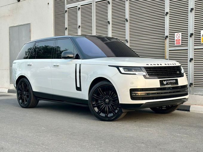 Подержанный Land Rover Range Rover P530 MHEV V, 4.4 л, 2023 в Дубае от Express Motors Белый цвет. Корейская | AUTO.AE