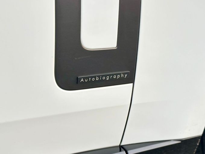 Подержанный Land Rover Range Rover P530 MHEV V, 4.4 л, 2023 в Дубае от Express Motors Белый цвет. Корейская | AUTO.AE
