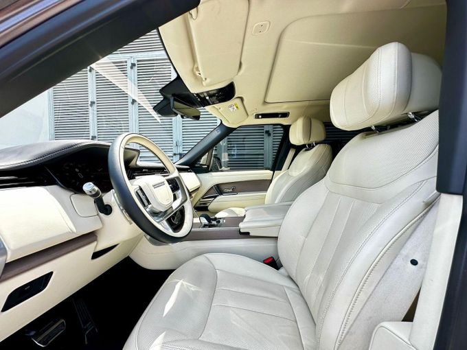 Подержанный Land Rover Range Rover P530 MHEV V, 4.4 л, 2023 в Дубае от Express Motors Белый цвет. Корейская | AUTO.AE