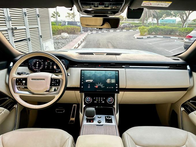 Подержанный Land Rover Range Rover P530 MHEV V, 4.4 л, 2023 в Дубае от Express Motors Белый цвет. Корейская | AUTO.AE
