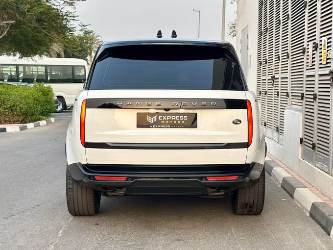 Подержанный Land Rover Range Rover P530 MHEV V, 4.4 л, 2023 в Дубае от Express Motors Белый цвет. Корейская | AUTO.AE