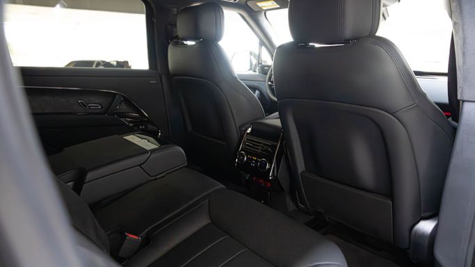 Land Rover Range Rover Sport P400 MHEV III, 2023 внедорожник 5 дв. бизнес класса в Дубае от AVA car rental черный цвет | AUTO.AE