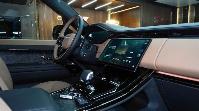 Новый Land Rover Range Rover Sport P530 III, 4.4 л, 2025 в Дубае от Najem Motors Белый цвет. Европейская | AUTO.AE
