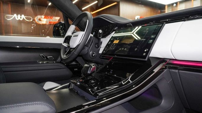 Новый Land Rover Range Rover Sport P530 MHEV V, 4.4 л, 2025 в Дубае от Najem Motors Серый цвет. Европейская | AUTO.AE