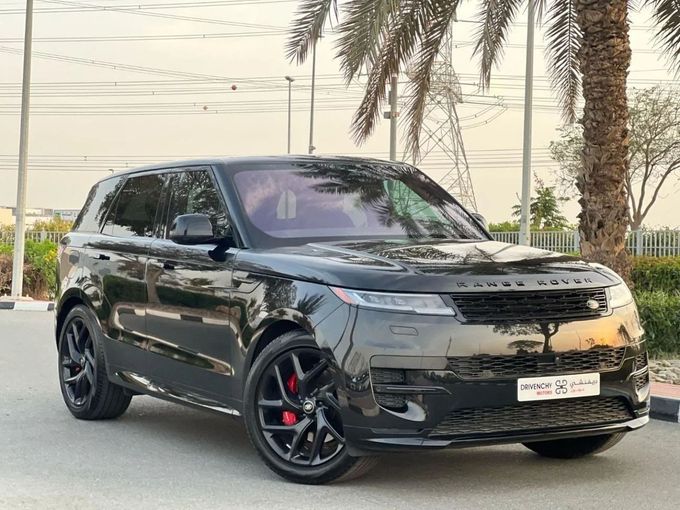 Подержанный Land Rover Range Rover Sport P400 MHEV III, 3.0 л, 2023 в Дубае от Drivenchy Motors Черный цвет. Американская | AUTO.AE