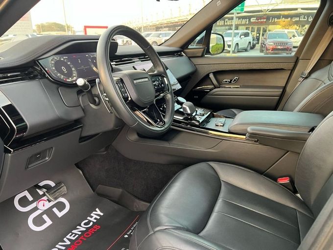 Подержанный Land Rover Range Rover Sport P400 MHEV III, 3.0 л, 2023 в Дубае от Drivenchy Motors Черный цвет. Американская | AUTO.AE