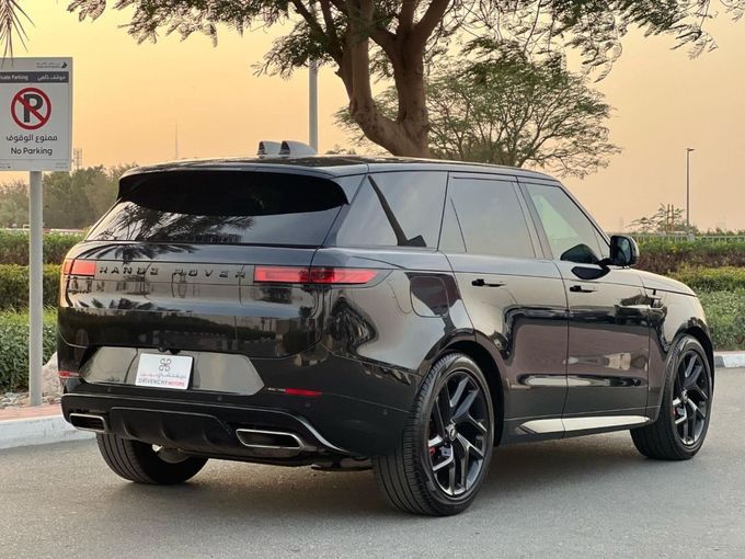 Подержанный Land Rover Range Rover Sport P400 MHEV III, 3.0 л, 2023 в Дубае от Drivenchy Motors Черный цвет. Американская | AUTO.AE