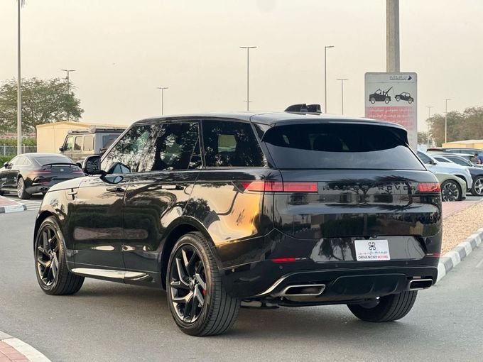 Подержанный Land Rover Range Rover Sport P400 MHEV III, 3.0 л, 2023 в Дубае от Drivenchy Motors Черный цвет. Американская | AUTO.AE