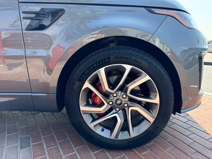 Подержанный Land Rover Range Rover Sport II Рестайлинг, 3.0 л, 2018 в Дубае от Nice Cars Motos Серый цвет. Американская | AUTO.AE