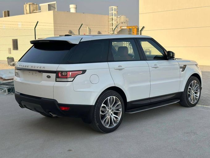 Подержанный Land Rover Range Rover Sport II, 3.0 л, 2016 в Дубае от Alzahiah Cars Белый цвет. Европейская | AUTO.AE