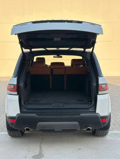Подержанный Land Rover Range Rover Sport II, 3.0 л, 2016 в Дубае от Alzahiah Cars Белый цвет. Европейская | AUTO.AE