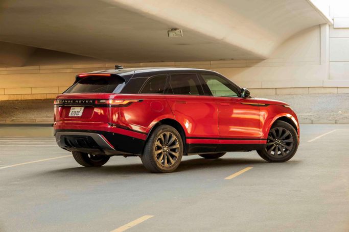Land Rover Range Rover Velar P400 I, 2020 رجال الأعمال دفع رباعي 5 أبواب للتأجير في في دبي من Macan Luxury Motors، اللون أحمر | AUTO.AE