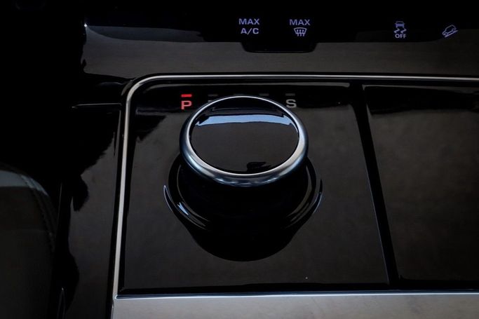 Подержанный Land Rover Range Rover Velar I, 2.0 л, 2018 в Дубае от Linda Cars Белый цвет. GCC | AUTO.AE