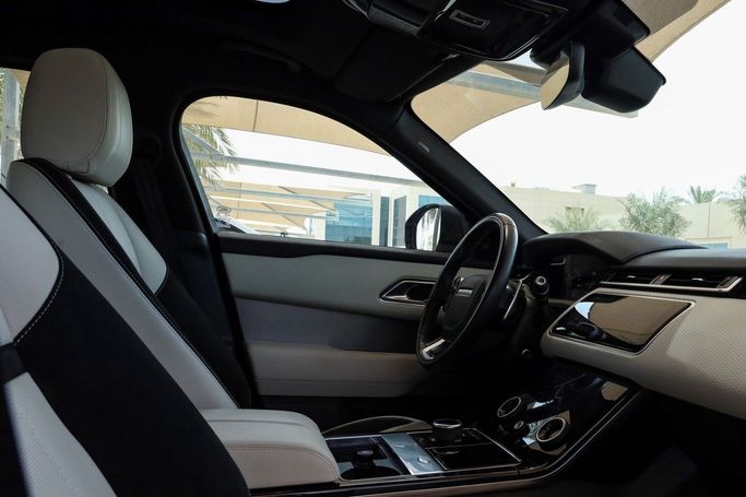 Подержанный Land Rover Range Rover Velar I, 2.0 л, 2018 в Дубае от Linda Cars Белый цвет. GCC | AUTO.AE