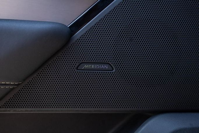Подержанный Land Rover Range Rover Velar I, 2.0 л, 2022 в Дубае от Linda Cars Черный цвет. Европейская | AUTO.AE