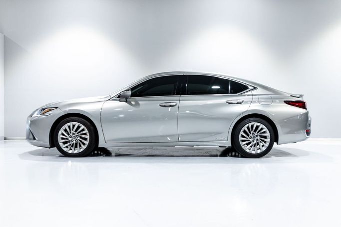 Used Lexus ES 300h VII, 2.5 l, 2021 in Dubai by C7 Motors, Silver color. Korean Specs | AUTO.AE