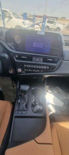 Новый Lexus ES 300h VII Рестайлинг, 2.5 л, 2024 в Дубае от Mohamed Hakim Motors Белый цвет. GCC | AUTO.AE