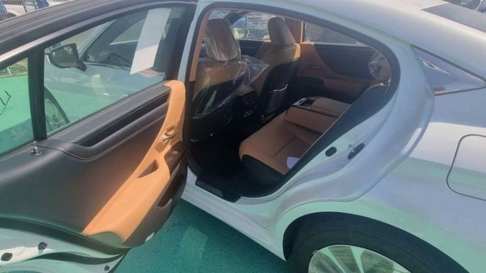 Новый Lexus ES 300h VII Рестайлинг, 2.5 л, 2024 в Дубае от Mohamed Hakim Motors Белый цвет. GCC | AUTO.AE
