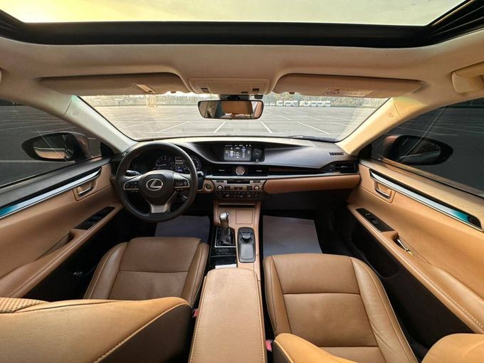 Подержанный Lexus ES 350 VI Рестайлинг, 3.5 л, 2017 в Дубае от Alzahiah Cars Серебристый цвет. GCC | AUTO.AE