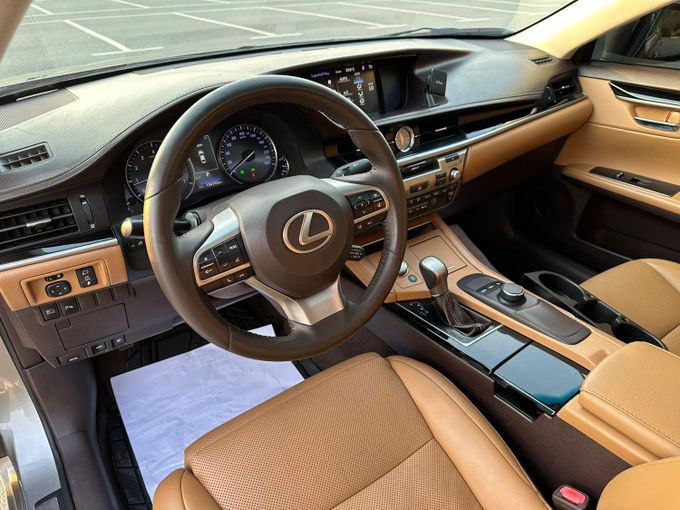Подержанный Lexus ES 350 VI Рестайлинг, 3.5 л, 2017 в Дубае от Alzahiah Cars Серебристый цвет. GCC | AUTO.AE