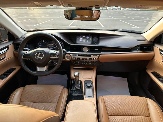 Подержанный Lexus ES 350 VI Рестайлинг, 3.5 л, 2017 в Дубае от Alzahiah Cars Серебристый цвет. GCC | AUTO.AE