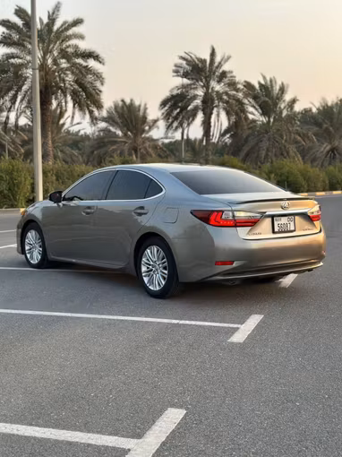 Подержанный Lexus ES 350 VI Рестайлинг, 3.5 л, 2017 в Дубае от Alzahiah Cars Серебристый цвет. GCC | AUTO.AE