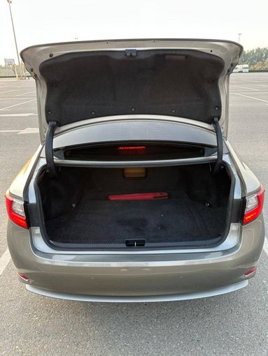 Подержанный Lexus ES 350 VI Рестайлинг, 3.5 л, 2017 в Дубае от Alzahiah Cars Серебристый цвет. GCC | AUTO.AE