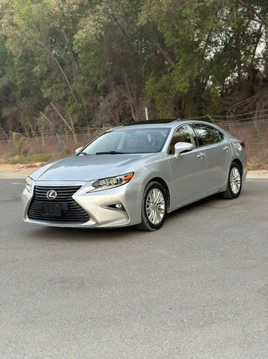 Подержанный Lexus ES 350 VI Рестайлинг, 3.5 л, 2018 в Дубае от Alzahiah Cars Серебристый цвет. GCC | AUTO.AE